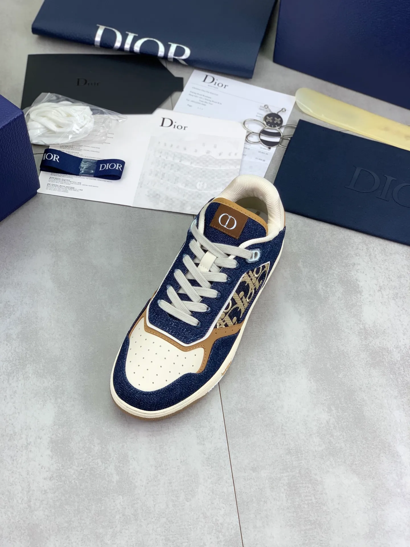 Factory price P760💰💎Top quality💎Dior couple's sneakers Top high-end version Purchasing quality Original development Dior spring and summer new B27 couple's sneakers are new products in the series, (Dior) B27 sneakers, original version 15560💰Purchased New presbyopic sneakers in early spring A favorite among major celebrities and Internet celebrities. The on-foot effect is very nice B27 sneakers made by Italian craftsmen The layers are distinct and have a unique three-dimensional effect🌟 showing a modern and elegant style, comparable to Dior  A classic style from Dior. Crafted from smooth black calf leather with beige and black Oblique print panels on the sides. The "CD Icon" shaped shoelace eyelets are clever and delicate, and the two-color rubber sole, rear collar and heel are all equipped with the brand's iconic details to enhance the style. Oblique printed straps at the ankle allow for an adjustable fit to complement the overall design. Fashionable and versatile, it can complement any look.                        Imported silk cowhide stitching with D embroidery printing; multi-color 🉑️Choose TPU outsole Size: women's 35-40 men's: 38-46 (men's 38, 45, 46 sizes are custom-made, non-refundable and non-exchangeable)